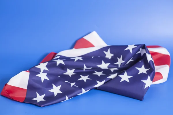 Bandera americana sobre fondo azul — Foto de Stock