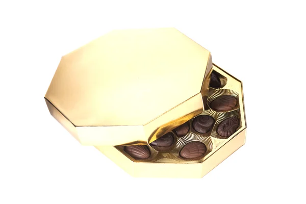 Caixa dourada de doces de chocolate isolado em branco — Fotografia de Stock