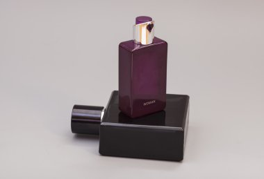 erkek ve kadın parfüm şişeleri