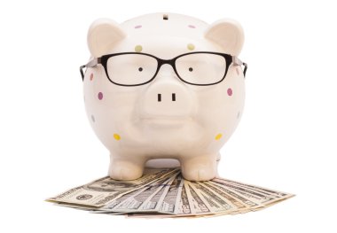 Para ve üzerinde beyaz adam izole gözlük ile Piggy banka