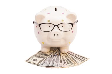 Para ve beyaz arka plan üzerinde izole gözlük ile Piggy banka 