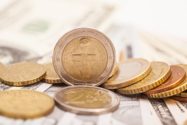 Euro coins Doları notlar üzerinde 