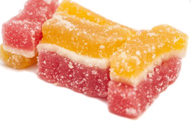 Beyaz arka plan üzerinde izole lezzetli renkli marmelat 