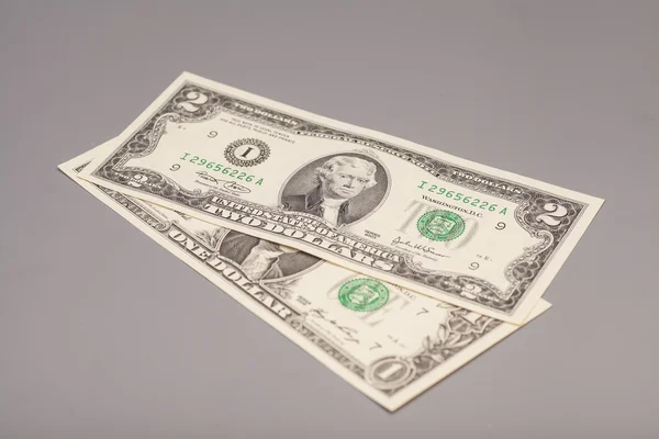 钱美国一个和两个美元账单 — 图库照片