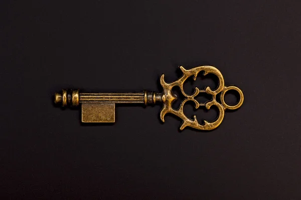 Vintage-Schlüssel auf schwarzem Hintergrund — Stockfoto