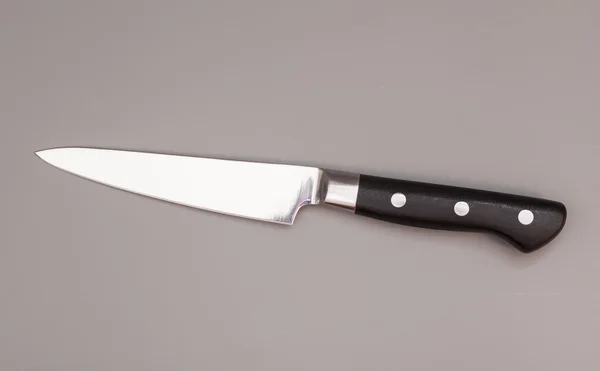 Нож на сером фоне — стоковое фото