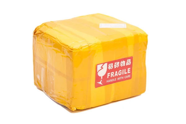 Caja de paquete postal o caja de envío con un "Frágil - Mango con — Foto de Stock