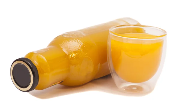 Свежий сок манго бутылку и стакан на белом — стоковое фото