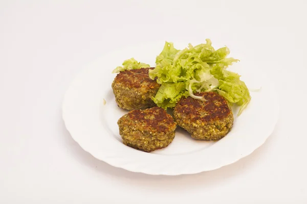 Vejetaryen pirzola beyaz plaka üzerinde taze salata ile