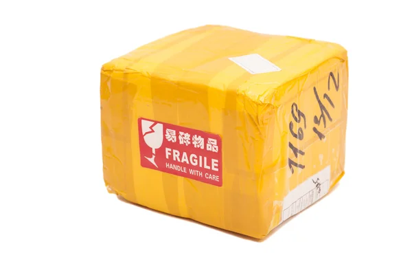 Postens paket eller frakt box med en "Fragile - handtag med — Stockfoto