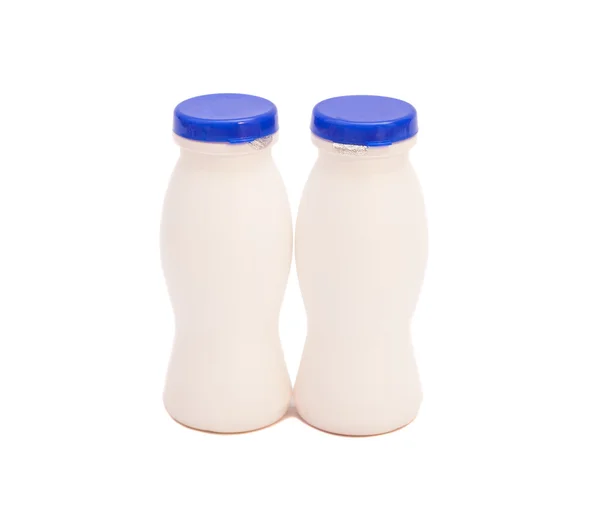 Weißer Joghurt trinken Plastikflaschen isoliert auf weißem Hintergrund — Stockfoto