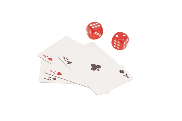 Dados do Casino Vermelho e Quatro Ases Jogando Cartas — Fotografia de Stock