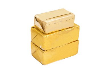 Beyaz arka plan üzerinde sarılı tereyağı sopa 