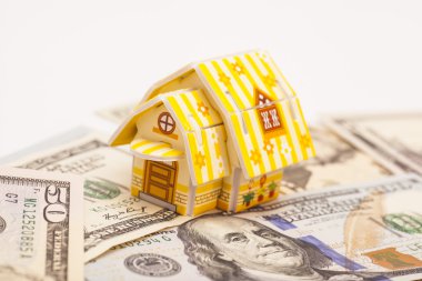 Emlak iş kavramı. Doları banknot ev