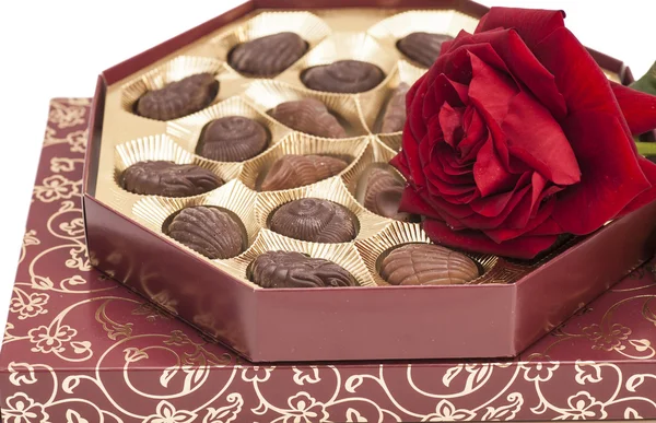 Schokoladenschachteln und rote Rose — Stockfoto