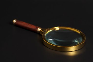 Büyüteç siyah arkaplanda izole edildi
