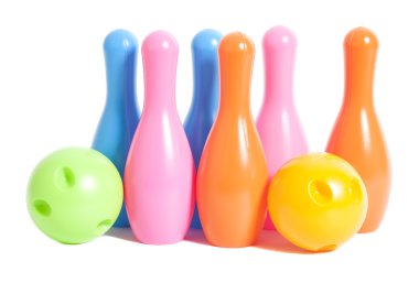 Bowling topları ve beyaz arka plan üzerinde izole pimleri Bovling