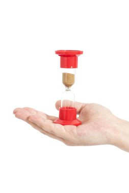 Adam el beyaz kum saati göl kenarında tutarak