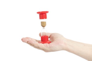 Adam el beyaz kum saati göl kenarında tutarak