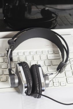 Dizüstü bilgisayar keyboard.Communication kavramı üzerinde kulaklık
