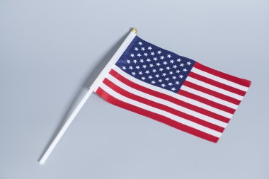 Amerikan bayrağı gri arka plan üzerinde izole