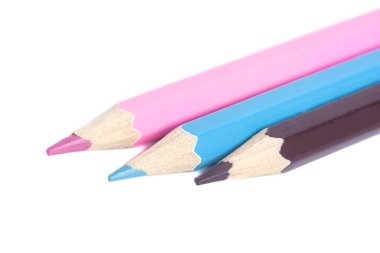 Beyaz arkaplanda izole edilmiş renkli kalemler