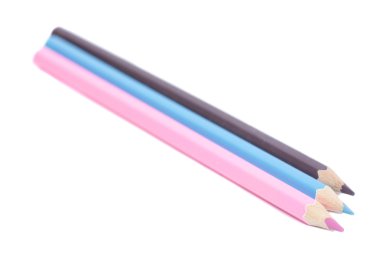 Beyaz arkaplanda izole edilmiş renkli kalemler