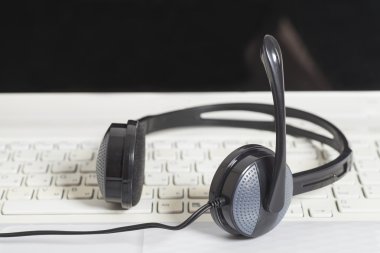 Dizüstü bilgisayar keyboard.Communication kavramı ile kulaklık
