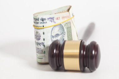 Yargıç tokmak ve Hint para birimi Rupisi banka notları üzerinde beyaz backgr