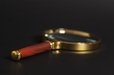 Büyüteç siyah arkaplanda izole edildi
