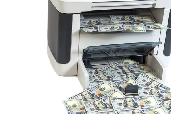 Drucker druckt gefälschte Dollarscheine isoliert auf weißem Hintergrund — Stockfoto