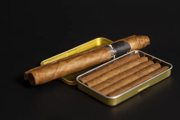 Відкрита металева сигарна коробка і кубинські сигарети — стокове фото