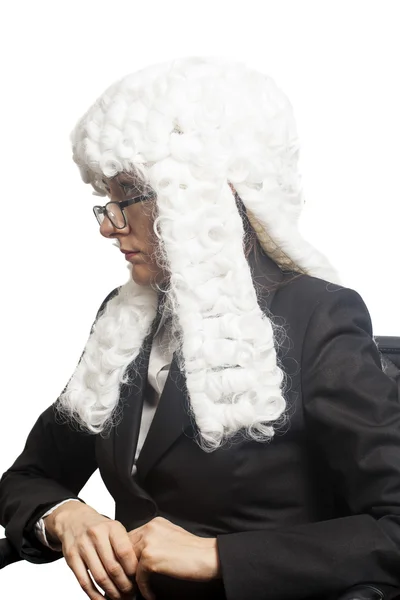 Női bíró elszigetelt fehér szemüveget visel, paróka — Stock Fotó