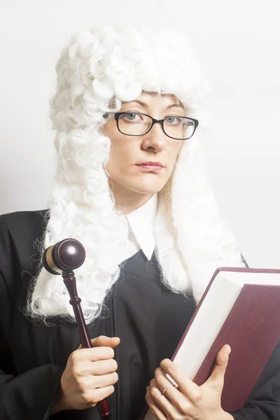 Жінка-суддя одягнена в перуку і мантію спини з окулярами Holdi — стокове фото