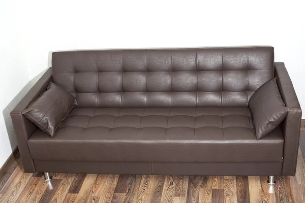 Brązowy skórzany sofa w pokoju — Zdjęcie stockowe