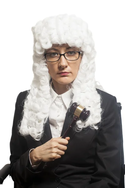 Женщина-судья в парике и мантии с очками, держащими джу — стоковое фото