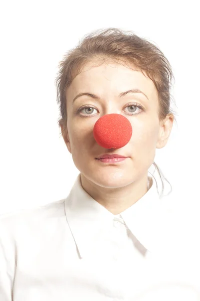 Mujer con nariz de payaso rojo — Foto de Stock