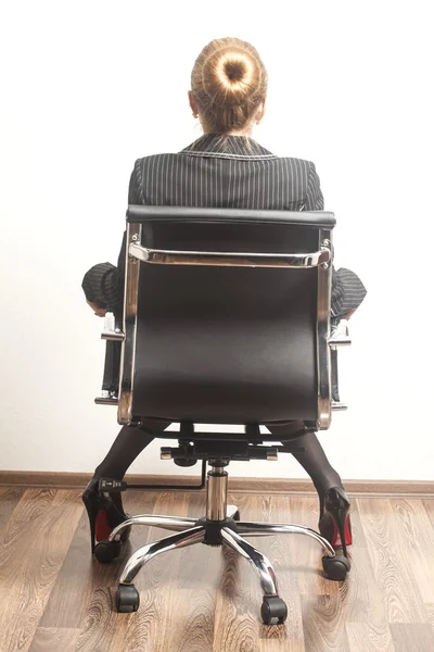 肘掛け椅子の上の背面図女性 — ストック写真
