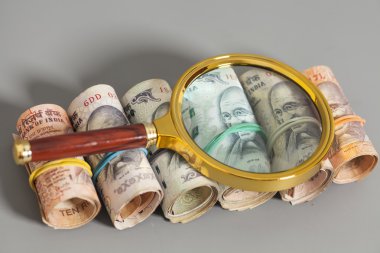 Hint para birimi Rupisi notları gr üzerinde rulo büyüteç ile