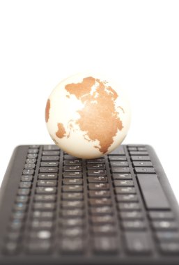 Beyaz arka plan üzerinde izole klavye yeryüzünde