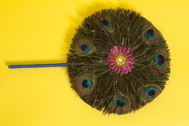 Tavus kuşu tüyü Sarı zemin üzerine yapılmış yuvarlak fan