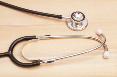 Ahşap arka planda tıbbi steteskop