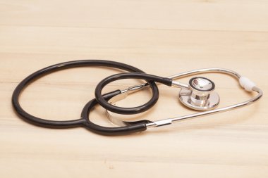 Ahşap arka planda tıbbi steteskop