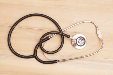 Ahşap arka planda tıbbi steteskop