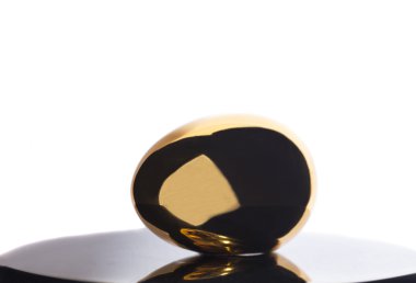 altın yumurta beyaz zemin üzerine izole