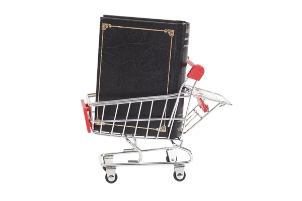 Kniha v nákupní košík izolovaných na bílém pozadí — Stock fotografie