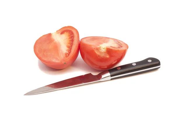 Röd tomatskivor och kniv — Stockfoto