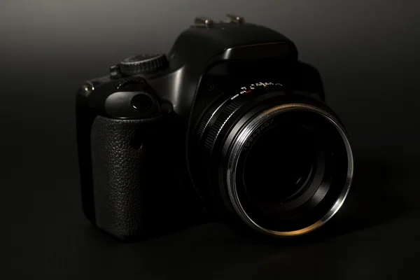 Professionell moderna Dslr kamera med bländarobjektiv — Stockfoto