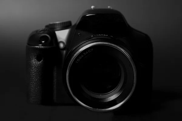 Macchina fotografica moderna professionale di DSLR con obiettivo di apertura — Foto Stock