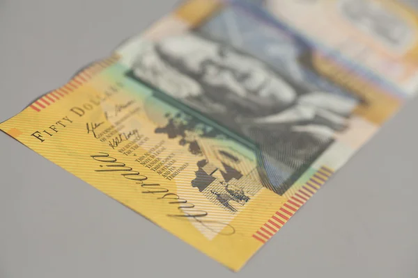 Billet australien de 50 dollars sur fond gris — Photo